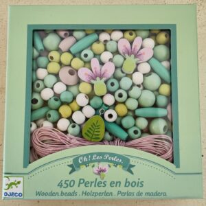 Cuentas y dijes de madera verde